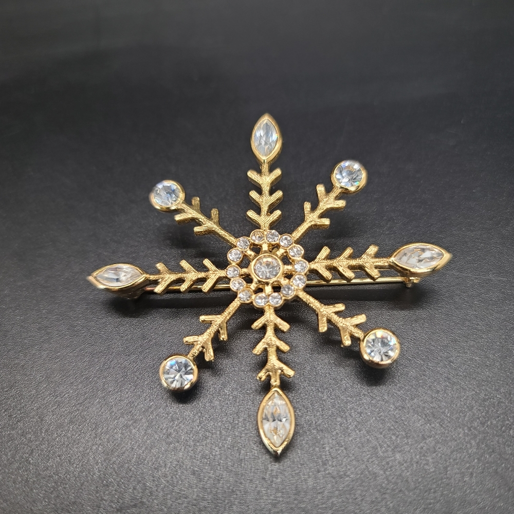 Napier Snowflake brooch. Gold-tone with Rhinestones.